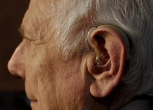 Read more about the article The old man is deaf, can you wear a hearing aid?