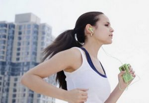 Read more about the article Listening to music while running hurts hearing? Controlling volume and time is key