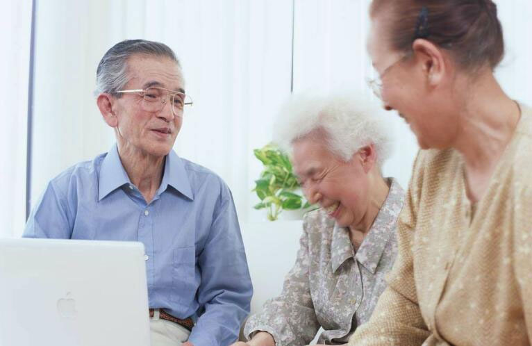 You are currently viewing What are the benefits of wearing hearing aids for the elderly?