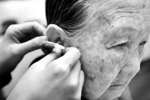 Read more about the article Older people have hearing loss, do you want to wear a hearing aid?