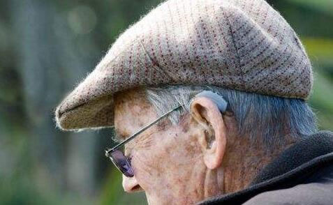 You are currently viewing Precautions for the elderly wearing hearing aids