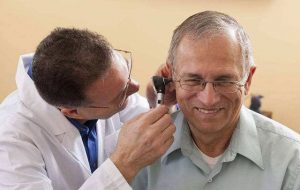 Read more about the article How to help the elderly with hearing aids