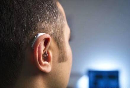 You are currently viewing Does wearing a hearing aid affect hearing?